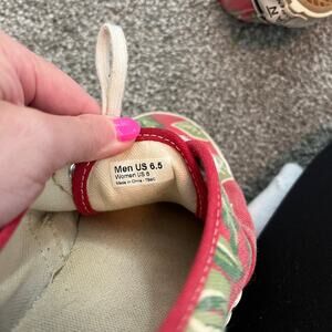 VANS  Authentic Slim Red Hawaiian Print Van Doren Women 8/Men 6.5